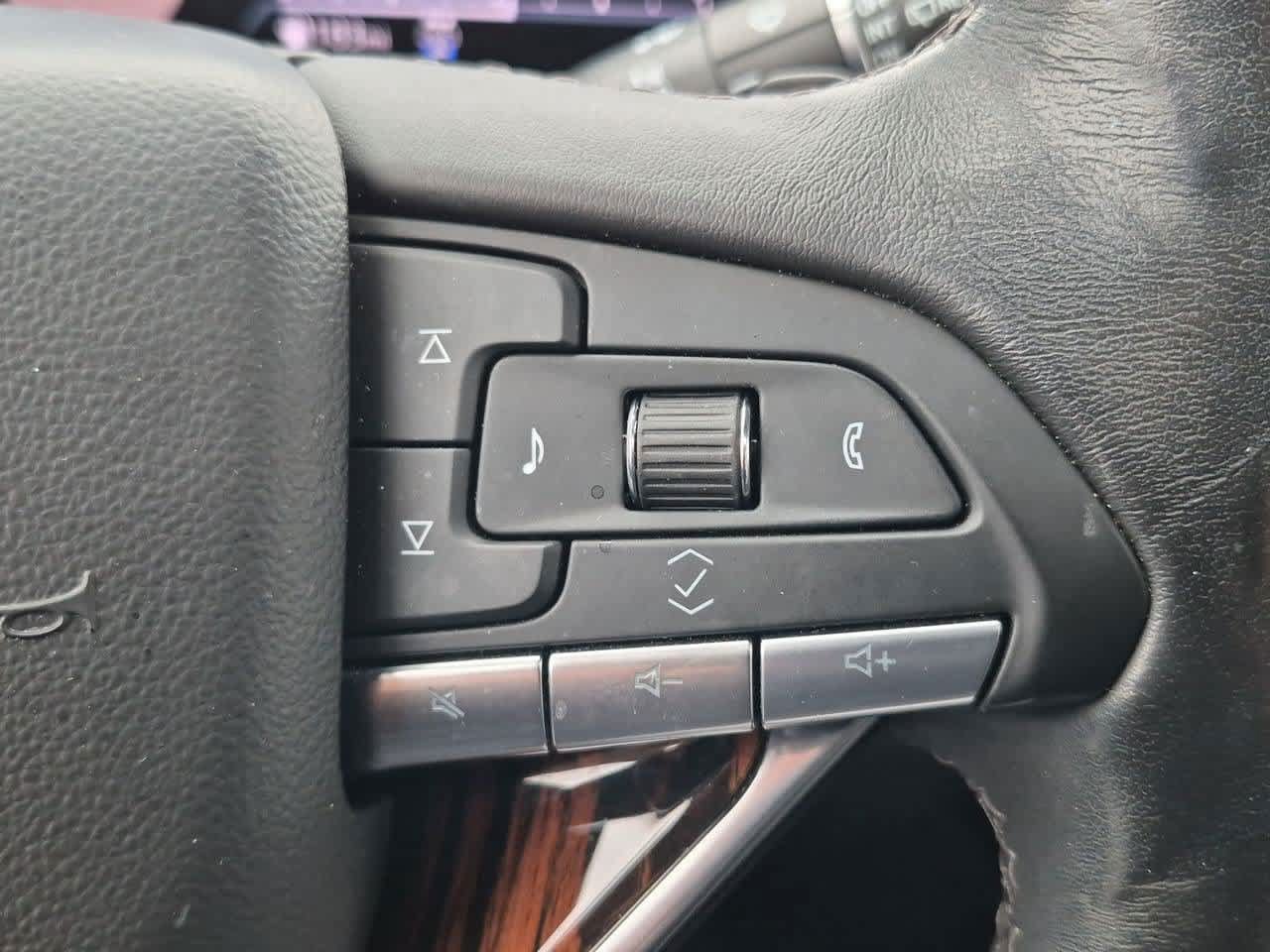 Used 2023 Cadillac Escalade Premium Luxury AWD/4WD image 28