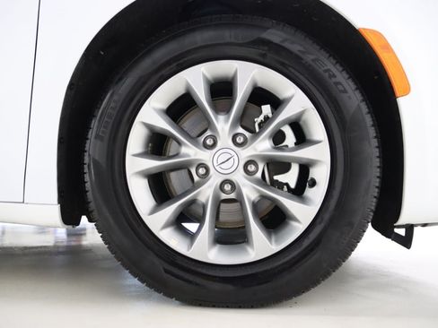 Used 2026 Chrysler Pacifica Limited FWD image 65