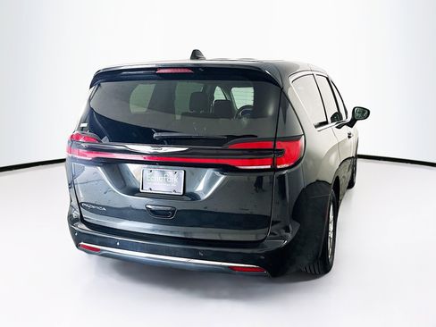 Used 2023 Chrysler Pacifica Touring-L image 9