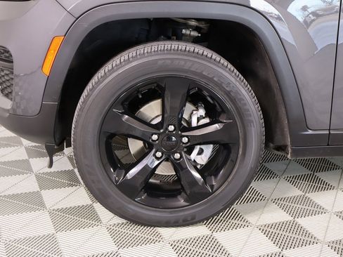 Used 2023 Jeep Grand Cherokee Altitude image 17