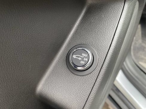 Used 2023 Chevrolet Traverse LT FWD image 33