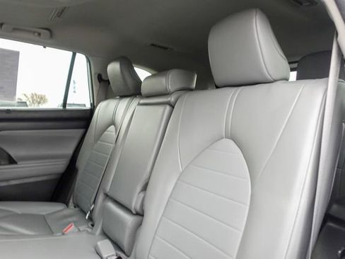 Certified 2023 Toyota Highlander XLE image 33