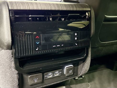 Used 2024 Jeep Wagoneer Series II AWD/4WD image 28