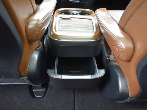 Used 2019 Chrysler Pacifica Limited w/ Tire & Wheel Group FWD image 39