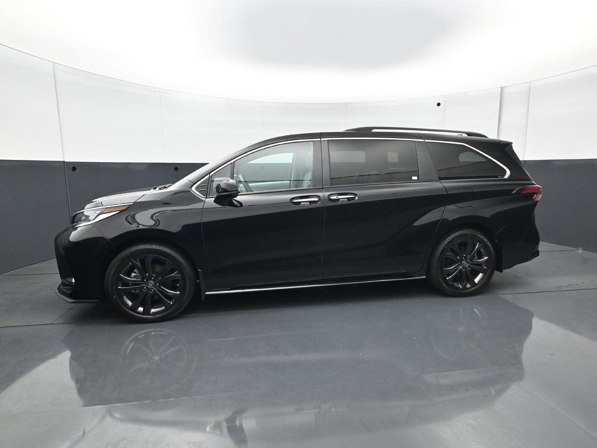Used 2022 Toyota Sienna XSE FWD image 3