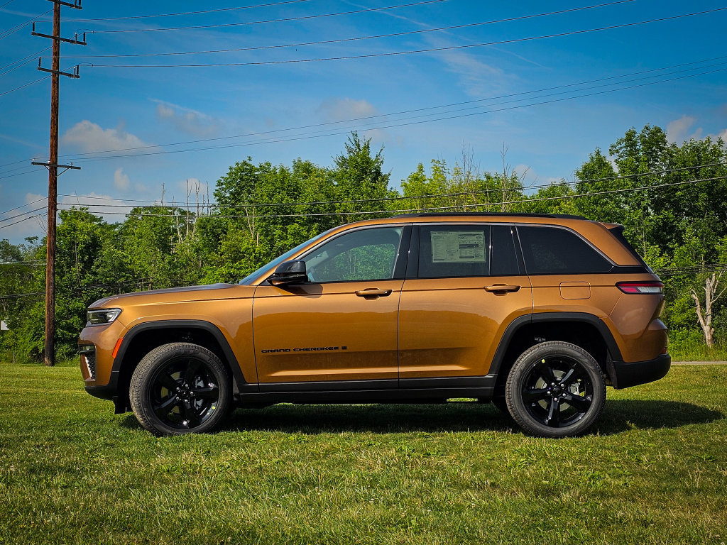 New 2026 Jeep Grand Cherokee Limited w/ Limited Altitude Package AWD/4WD image 6