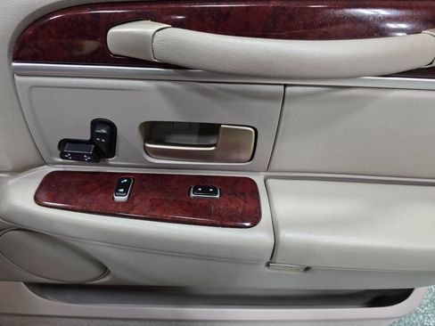 Used 2005 Lincoln Town Car Signature RWD image 24