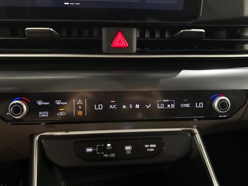 Used 2025 Kia Carnival FWD image 33