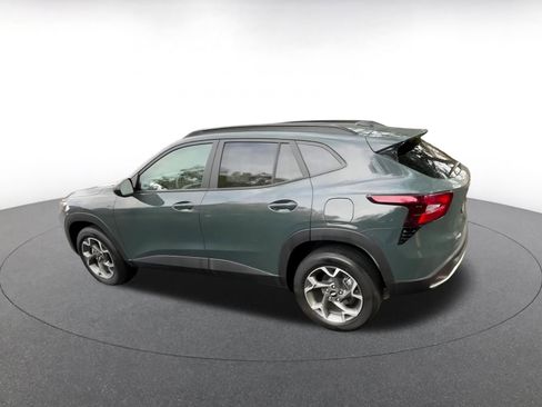 Used 2025 Chevrolet Trax LT w/ LT Convenience Package image 10