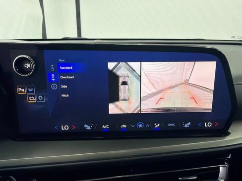 Used 2025 Chevrolet Traverse LT w/ Driver Confidence Package FWD image 30