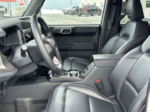 Used 2025 Ford Bronco Badlands image 9