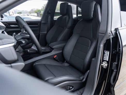 Certified 2025 Porsche Macan Electric RWD image 5