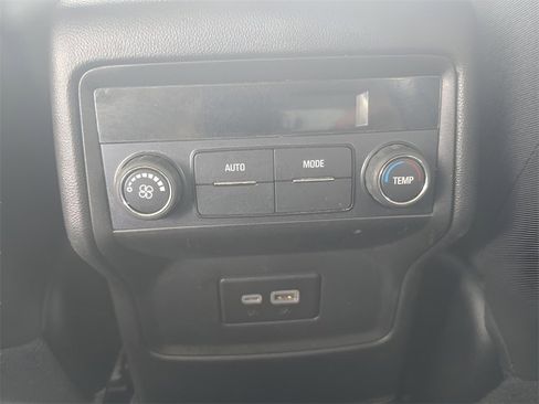 Used 2023 GMC Acadia SLE image 17