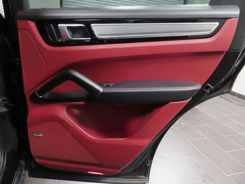 Used 2022 Porsche Cayenne image 13