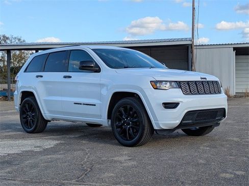 Used 2020 Jeep Grand Cherokee Altitude image 2