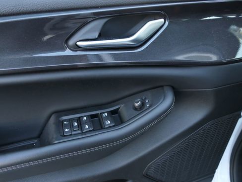 Used 2023 Jeep Grand Cherokee L Laredo image 12