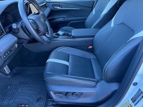 Used 2025 Toyota Camry SE w/ Convenience Package image 10