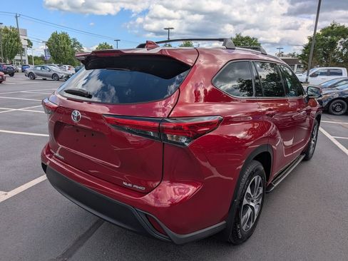 Used 2022 Toyota Highlander XLE AWD/4WD image 8