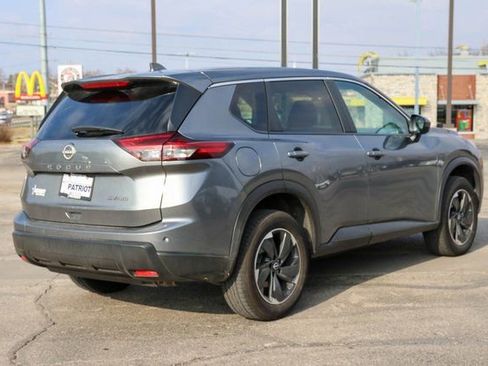 Used 2024 Nissan Rogue SV image 3