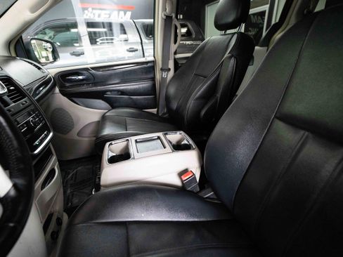 Used 2016 Chrysler Town & Country Touring FWD image 10