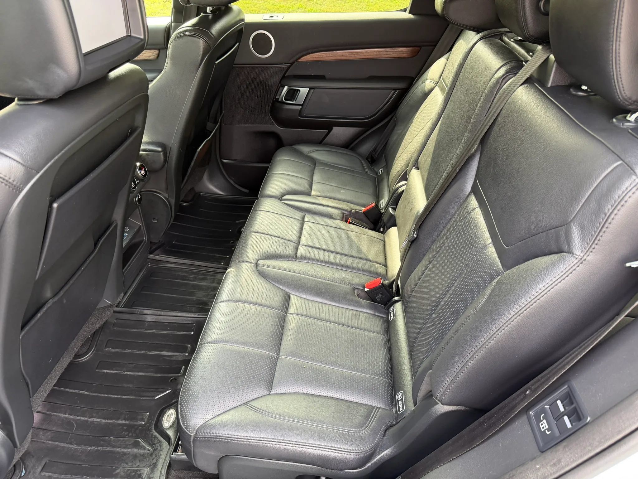 Used 2017 Land Rover Discovery HSE AWD/4WD image 17