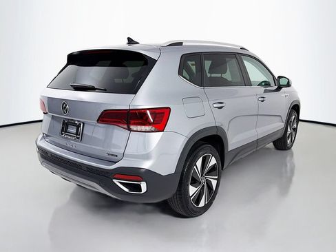 Used 2023 Volkswagen Taos SE w/ Panoramic Sunroof Package AWD/4WD image 7