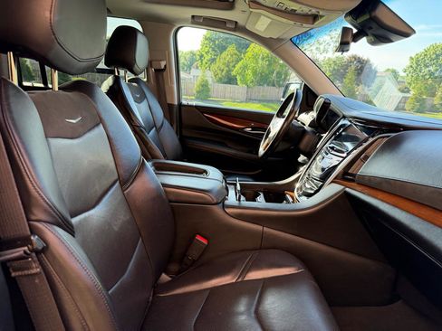 Used 2020 Cadillac Escalade ESV Luxury w/ Escalade Sport Edition AWD/4WD image 36