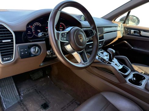 Used 2023 Porsche Cayenne Platinum Edition image 40