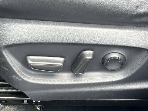 Used 2022 Toyota Corolla Cross XLE w/ Convenience Package FWD image 29