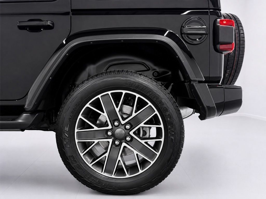 Used 2023 Jeep Wrangler Unlimited Sahara AWD/4WD image 8
