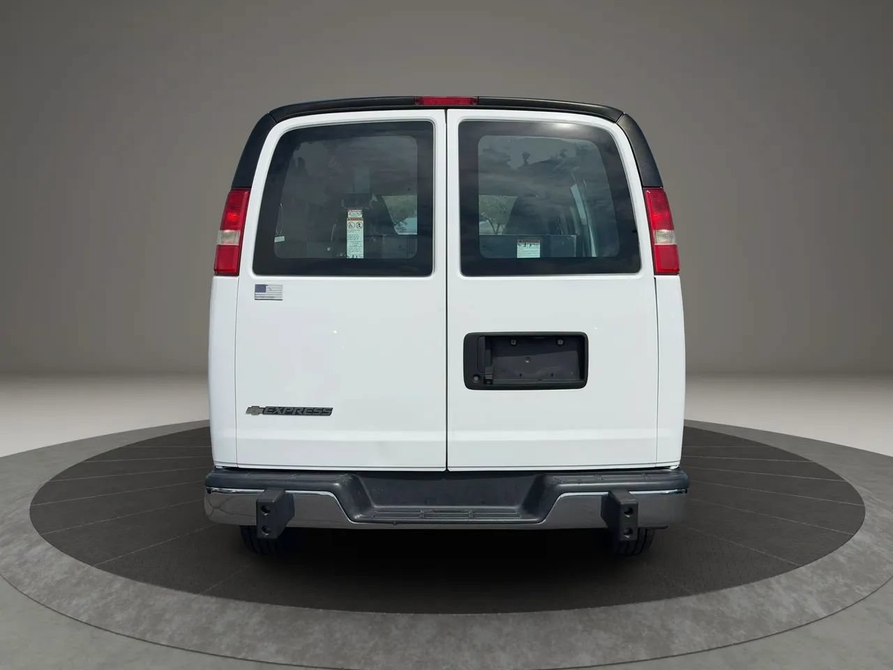 Used 2018 Chevrolet Express 2500 w/ Driver Convenience Package RWD image 5