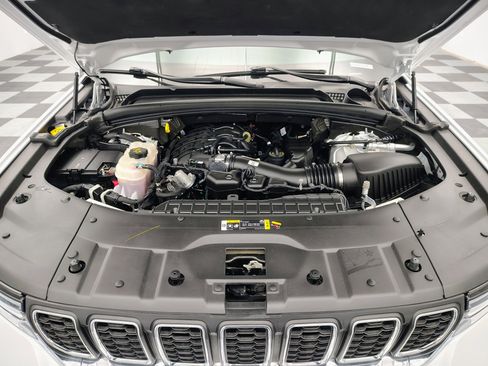 Used 2023 Jeep Grand Cherokee Laredo w/ Luxury Tech Group I AWD/4WD image 15