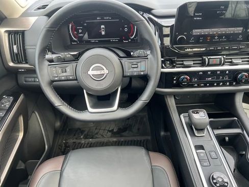 Used 2025 Nissan Pathfinder Platinum image 15