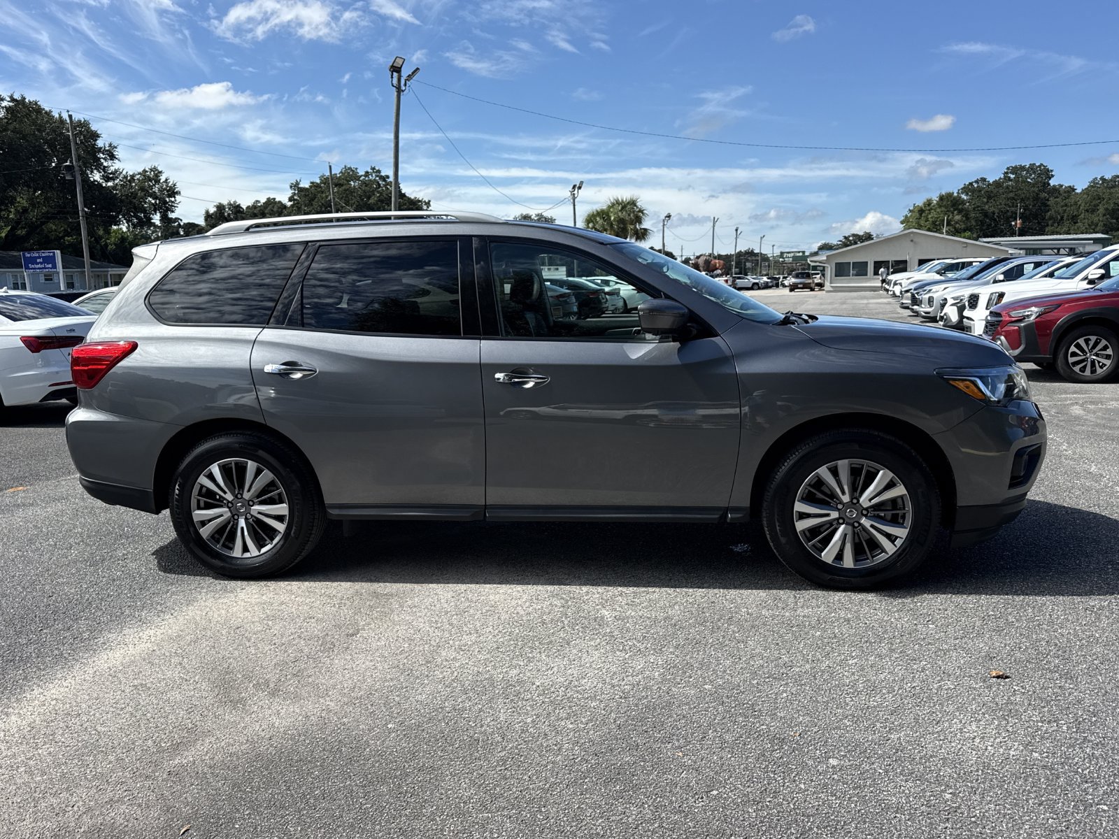 Used 2019 Nissan Pathfinder SL FWD image 6