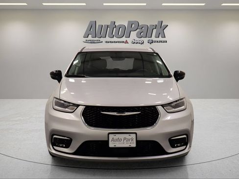 Certified 2024 Chrysler Pacifica Touring-L FWD image 4