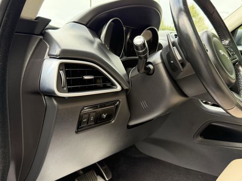 Used 2019 Jaguar F-PACE Premium image 21