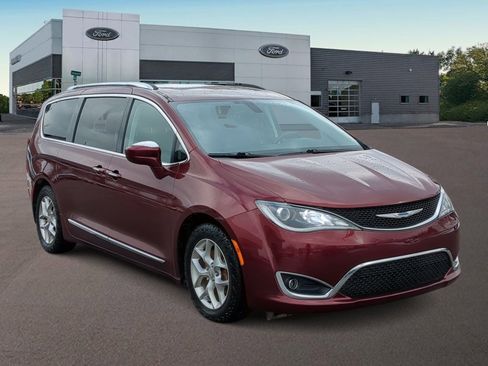 Used 2018 Chrysler Pacifica Touring-L Plus image 2