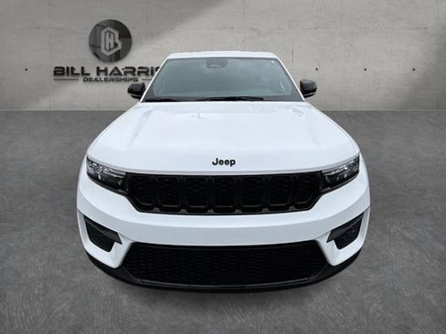 Used 2025 Jeep Grand Cherokee Altitude AWD/4WD image 2