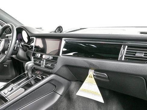 Certified 2026 Porsche Macan AWD/4WD image 25