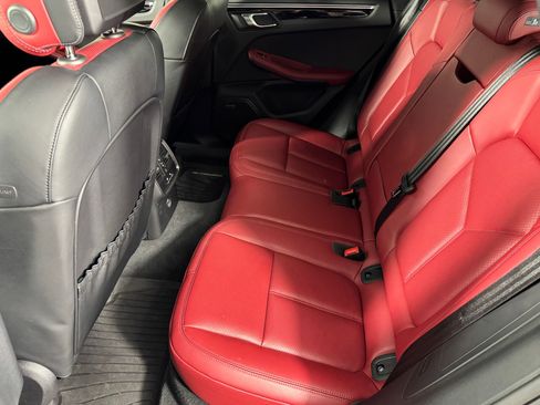 Certified 2025 Porsche Macan image 15