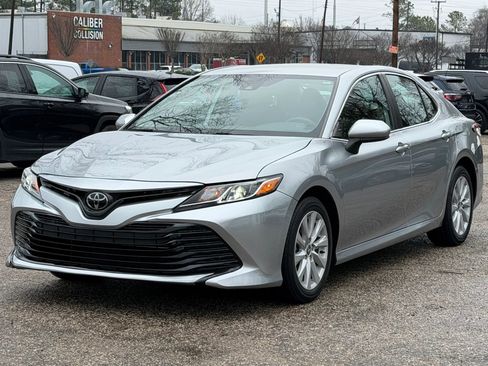 Used 2020 Toyota Camry LE image 3