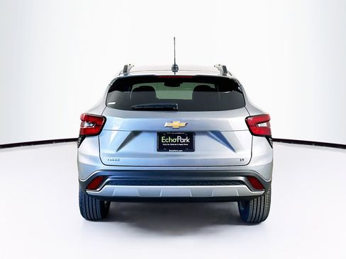 Used 2025 Chevrolet Trax LT FWD image 7