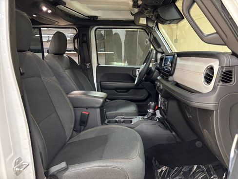 Used 2025 Jeep Wrangler Unlimited Sahara AWD/4WD image 27