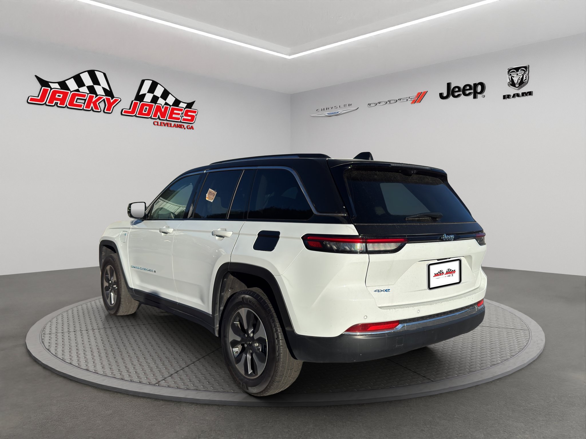 Used 2023 Jeep Grand Cherokee 4WD 4xe w/ Luxury Tech Group II image 6