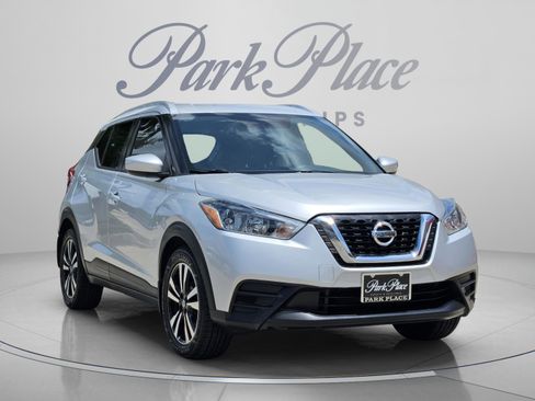 Used 2018 Nissan Kicks SV FWD image 4