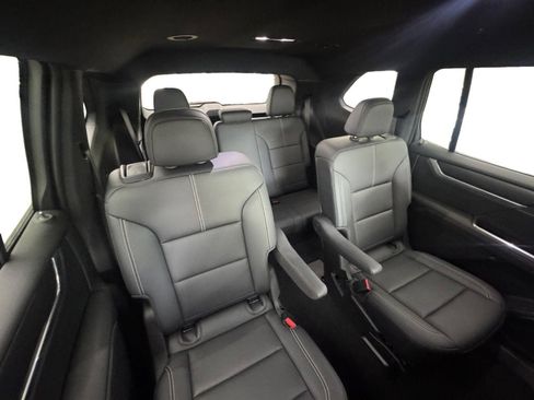 Used 2026 GMC Acadia Elevation w/ Elevation Premium Package FWD image 16