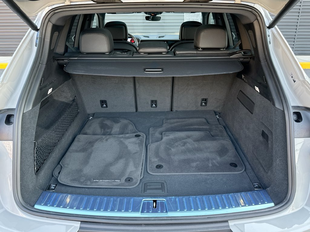 Certified 2025 Porsche Cayenne AWD/4WD image 28
