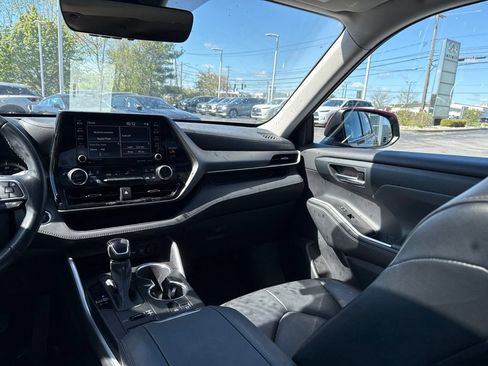 Used 2021 Toyota Highlander XLE AWD/4WD image 22