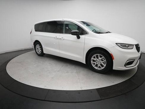 Certified 2024 Chrysler Pacifica Touring-L image 13