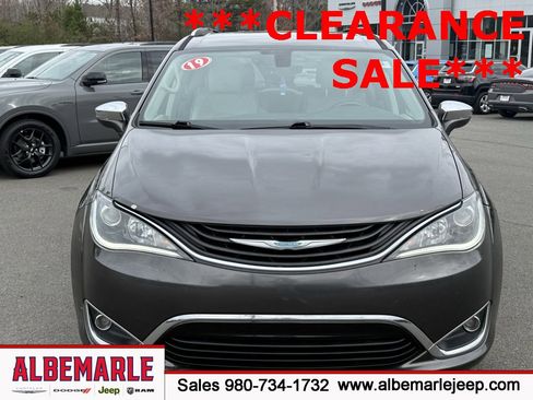 Used 2018 Chrysler Pacifica Limited image 9